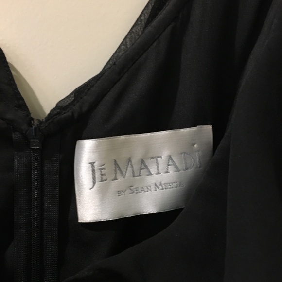 Beautiful dress. - Picture 3 of 3